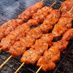 ไก่ย่างแดง & ลูกชิ้นปิ้ง สะอาด อร่อย (อาเฟิร์ส)