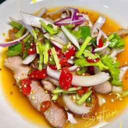 ยำคอหมูย่าง