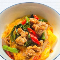 ข้าวไข่ข้นโปะผัดพริกเเกงไก่ใส่ถั่ว