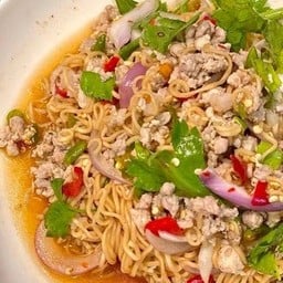 ยำมาม่าหมูสับ