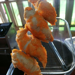 ลูกชิ้นปลาชุบแป้งทอดเสียบไม้