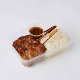 ข้าวเหนียวเขี้ยวงูหมูปิ้งนมสดหน้าโรงเรียน