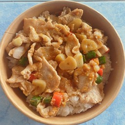 ข้าวหมูสไลด์ผัดพริกสด