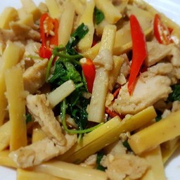 กระเพราไก่หน่อไม้