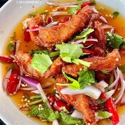 ยำคอหมูทอด