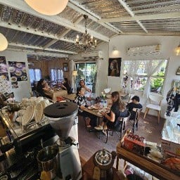 Coffee Terrace / กระเพราคุณยาย (กาแฟ-เครื่องดื่ม/เบเกอรี่,อาหารตามสั่ง)
