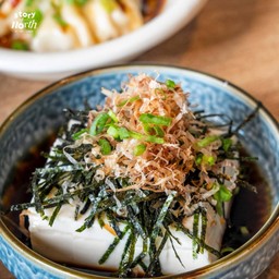 เต้าหู้เย็นแบบญี่ปุ่น / cold tofu with in house jaoanese shoyu with nori seaweed and kutsuobushi