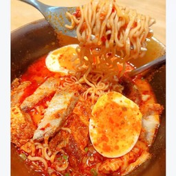 มาม่าน้ำข้น (หมูกรอบ)