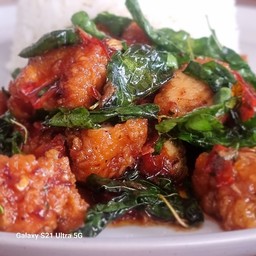 กะเพราไก่กรอบราดข้าว