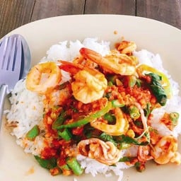 ข้าวราดผัดพริกเเกงทะเลใส่ถั่วฝักยาว