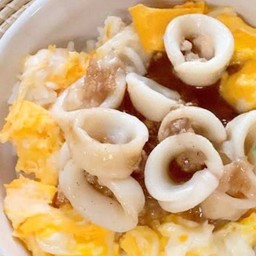 ไข่ขยี้ปลาหมึกผงกะหรี่