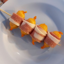 เบคอนพันไส้กรอก