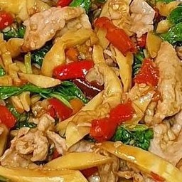 ข้าวกระเพราหมูชิ้นหน่อไม้