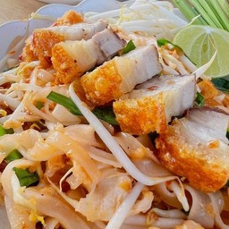 ผัดไท หมูกรอบ