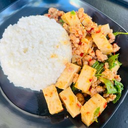 กระเพราหมูสับหมูยอ