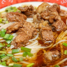 ขนมจีนเนื้อเปื่อย 红烧牛肉米线