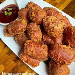 ฮอทดอกแดงชุบแป้งทอดเสียบไม้