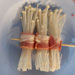 เบคอนพันเห็ดเข็มทอง(หม่าล่า)