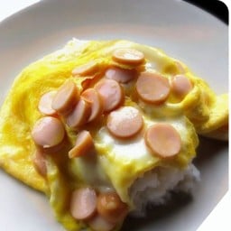 ข้าวไข่ข้นไส้กรอก