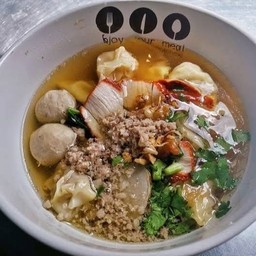 เกี๊ยวน้ำหมูแดง