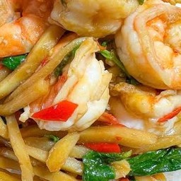 ข้าวกระเพรากุ้งหน่อไม้