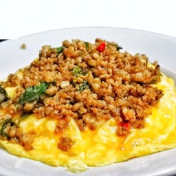 ข้าวไข่ข้นราดหน้าด้วยกระเพราหมูสับ