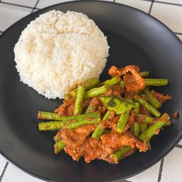 ข้าวผัดพริกแกงหมูชิ้น
