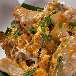 หมูสามชั้นสไลด์ผัดน้ำจิ้มสุกี้ไข่ข้น ราดข้าว