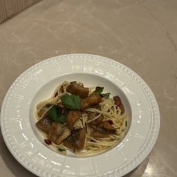 พาสต้าผัดพริกกระเทียมพริกแห้งปลาสลิด