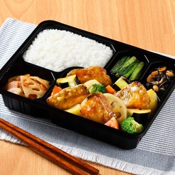 ปลาเนื้อขาวผัดซอสคุโรสุ