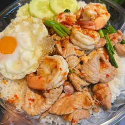 ข้าวคะน้าหมูชิ้น+กุ้ง+ไข่ดาว