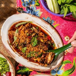 ยำไก่ย่างพริกเผาใส่ผักพื้นบ้าน