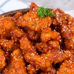 หนังไก่ทอดราดซอสสไปซี่