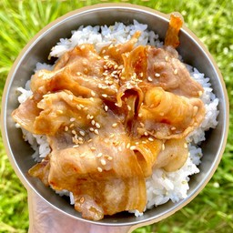 ข้าวหน้าหมูสามชั้นย่างเกาหลี