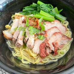 บะหมี่ เกี๊ยว หมูกรอบ หมูแดง