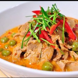 แกงพะแนงหมูราดข้าว ไข่ดาว