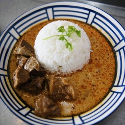 ข้าวราดแกงน้ำข้าวซอยเนื้อน่องลายสามชั้นตุ๋น