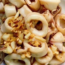 ข้่าวหมึกกระเทียม