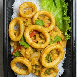 ข้าว+หมึกผัดผงกระหรี่หรือหมึกไข่เค็มระบุบ