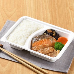 ปลาแซลมอนและหมูโชยุโคจิย่างถ่าน