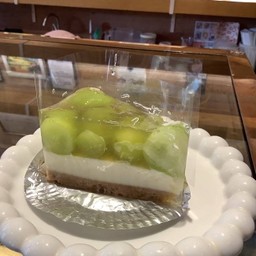 Muscat grapes jelly cheese pie