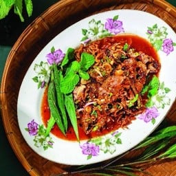 ยำเนื้อย่างหอมผักแพว