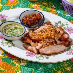 คอหมูทอดกระเทียมนัว