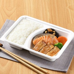 ปลาแซลมอนและไก่ย่างถ่าน