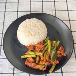 ข้าวผัดพริกแกงเนื้อชิ้น