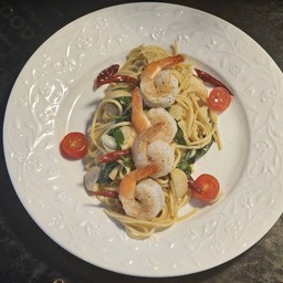 สปาเก็ตตี้ผัดพริกแห้งกุ้ง