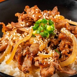 ข้าวหน้าหมูสไลด์ผัดซอสญี่ปุ่น