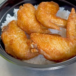 ข้าวหน้าปีกไก่ทอดน้ำปลา