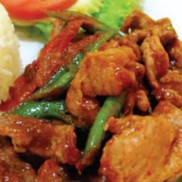 ข้าวหมูผัดพริกแกง