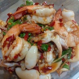 กะเพรา ไอ่หนวด กับข้าวบ้านๆ (จัดจ้านเข้มข้น)